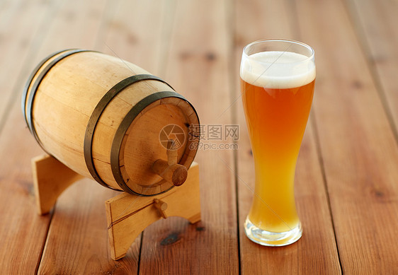 啤酒厂,饮料酒精璃木制桶桌子上的啤酒图片