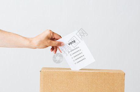 投票公民权利人民男选举时将投票放入投票箱图片