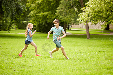 夏季避暑友谊,童,休闲人的群快乐的孩子朋友夏季公园玩追赶游戏跑步背景