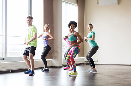健身,运动,舞蹈健康的生活方式群微笑的人与教练健身房工作室跳舞群微笑的人健身房工作室跳舞图片