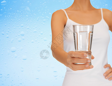 靠近女人的手,着蓝色背景上的杯水女人手着杯水图片