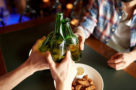 人,男人,休闲,友谊庆祝亲密的男朋友酒吧酒吧喝啤酒叮当的瓶子图片