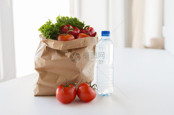 烹饪,饮食,素食健康饮食纸袋与新鲜成熟多汁的蔬菜水瓶厨房的桌子家里图片