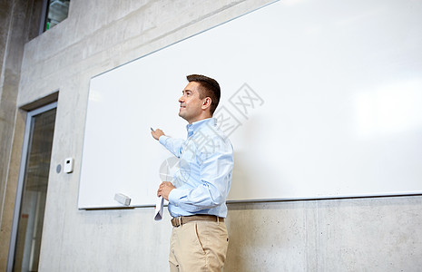 教育,学校,商业,教学人的快乐的老师商人指着白板讲座图片