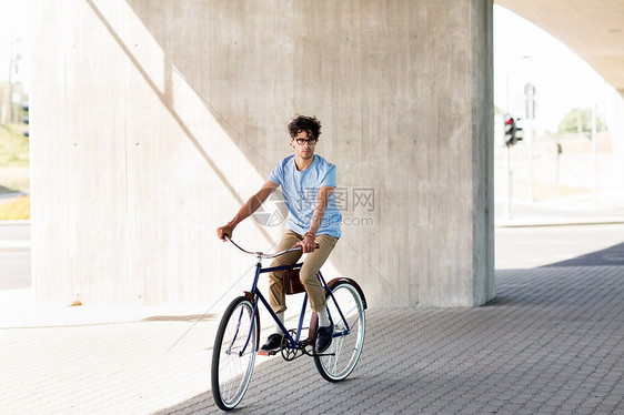 人,风格,休闲生活方式轻的时髦男子骑固定齿轮自行车城市街道图片