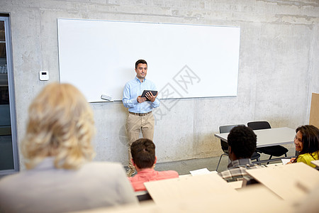 教育,高中,大学,教学人的群国际学生教师与平板电脑电脑站白板上讲课图片