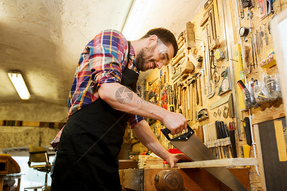 专业,木工,木工人的快乐的微笑木匠与锯木板车间工作图片
