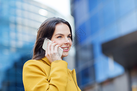 技术,沟通人的微笑的轻妇女女孩打电话城市街道智能手机图片