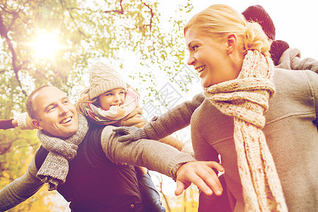 家庭,童,季节人的快乐的家庭秋天的公园玩得开心图片