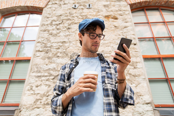 休闲,技术,沟通人的男人与智能手机喝咖啡次纸杯短信城市街道图片