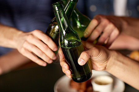 人,男人,休闲,友谊庆祝亲密的男朋友酒吧酒吧喝啤酒叮当的瓶子背景图片