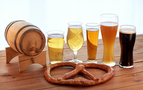 啤酒厂,饮料食品同的啤酒杯,木桶椒盐卷饼桌子上图片