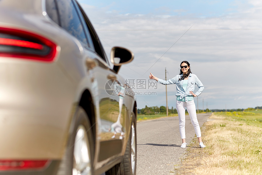 公路旅行 搭便车 旅行 手势人的女人搭便车 乡村公路上用大拇指停车高清图片下载 正版图片 摄图网