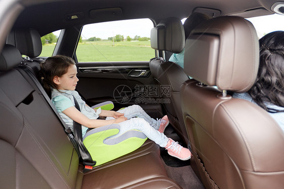 家庭,交通,公路旅行人们的快乐的小女孩安全的座位上开车图片