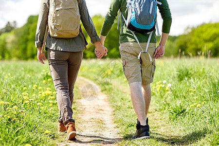 旅行,徒步旅行,背包旅行,旅游人的亲密的幸福夫妇,背包牵着手,沿着乡间道路行走图片