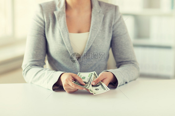 商业,金融,储蓄,银行人的密切妇女的手数美元的钱图片