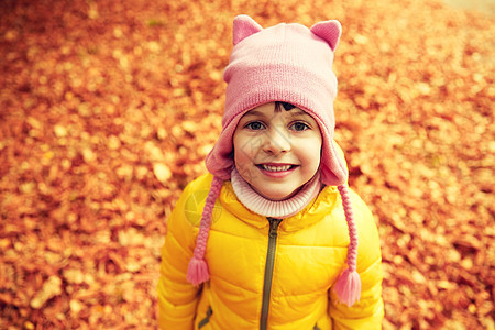 秋天,童,自然人的快乐的小女孩超过落叶公园图片