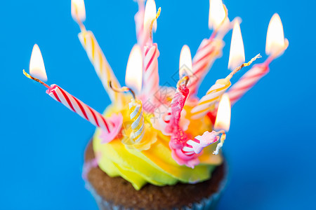 节日,庆祝,问候派生日蛋糕与许多燃烧蜡烛蓝色背景图片