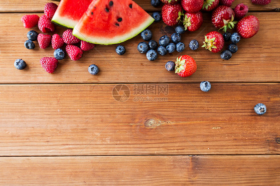 健康的饮食,食物,饮食素食的树莓与草莓,黑莓西瓜片木桌上图片