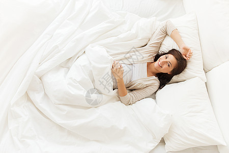 怀孕,休息,人期望的快乐的孕妇躺床上的家庭卧室图片
