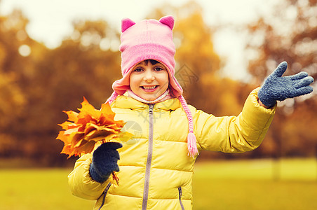 秋天,童,幸福人的快乐美丽的小女孩与枫叶挥动手户外图片