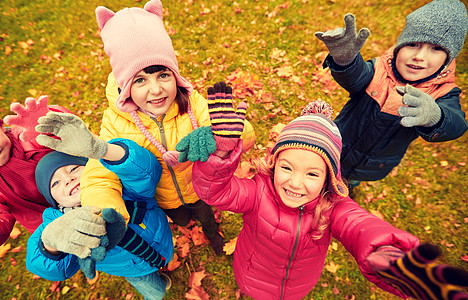 童,休闲,友谊人的群快乐的孩子顶部秋天的公园挥手图片