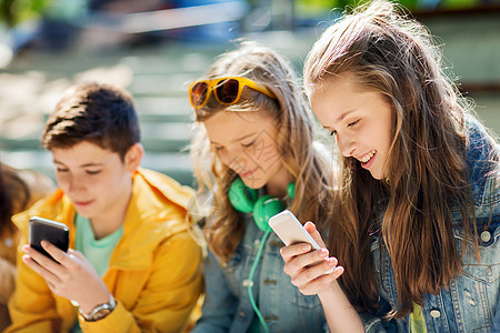 技术,网络成瘾人们的快乐的青少朋友与智能手机户外图片素材