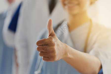 手势,人,保健医学的快乐的非洲女医生护士竖大拇指的手签名医院的医生会议上图片