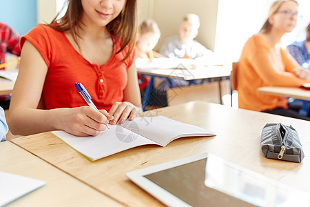 教育,学人的密切学生女孩与笔记本平板电脑写作学校考试图片