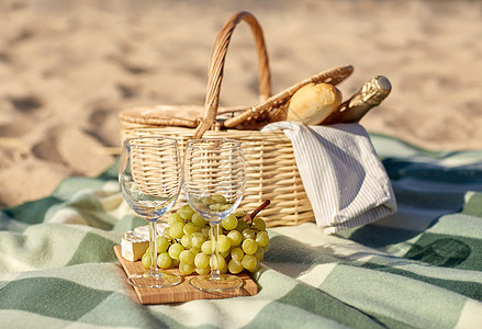 食物,假日庆祝野餐篮子与葡萄,酒杯,奶酪香槟瓶夏季海滩图片