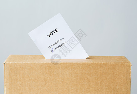 投票公民权利选举时将两名候选人插入投票箱选举时插入投票箱插槽图片