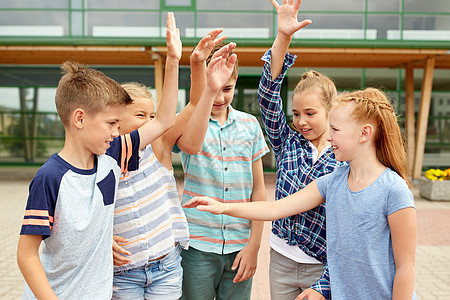 小学教育,友谊,童人的群快乐的小学生把手放户外背景图片