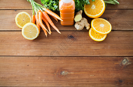 健康的饮食,食物,饮食素食的瓶与胡萝卜汁,水果蔬菜木桌上图片