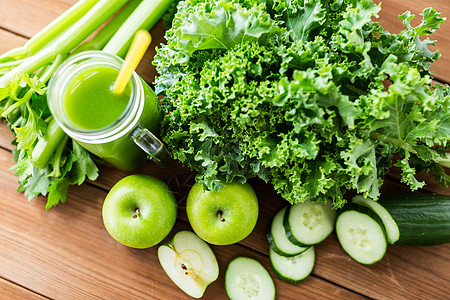健康的饮食,食物,饮食素食的璃罐与绿色果汁,水果蔬菜木桌上图片