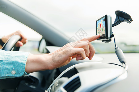 运输,商务旅行,技术,导航人的男手用GPS导航器,同时驾驶汽车图片