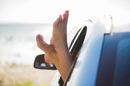 暑假,假期,旅行,公路旅行人们的近距离的轻女的脚车窗图片