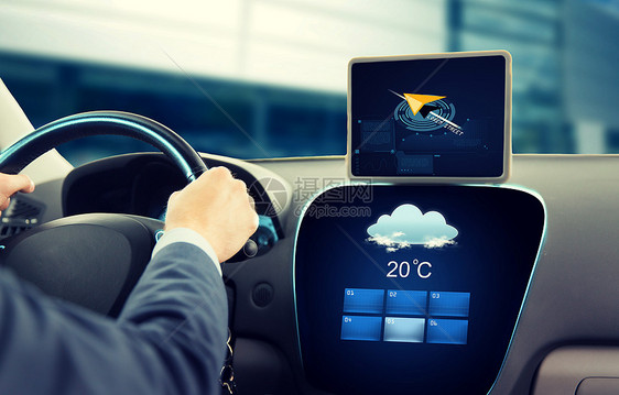 运输,商务旅行,技术人的密切的商人驾驶汽车与导航器平板电脑机上天气预报图片