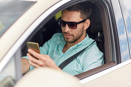 公路旅行,交通,旅行,技术人的戴太阳镜的人驾驶智能手机汽车图片