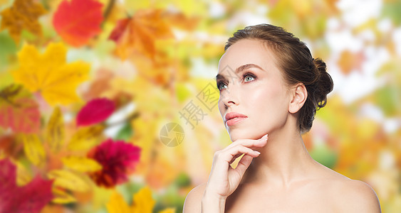 美丽,人,季节健康的美丽的轻女人触摸她的脸秋天的树叶背景图片