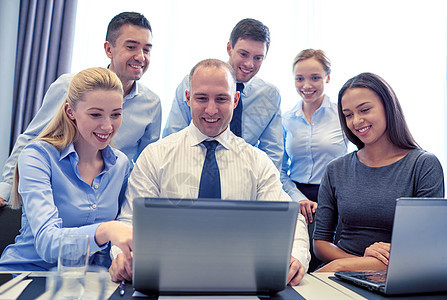 业务,人员,技术通信微笑业务队与笔记本电脑制作视频会议办公室图片