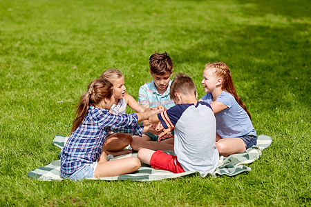 暑假,友谊,童,休闲人的群快乐的青春期前的孩子公园里手拉手图片