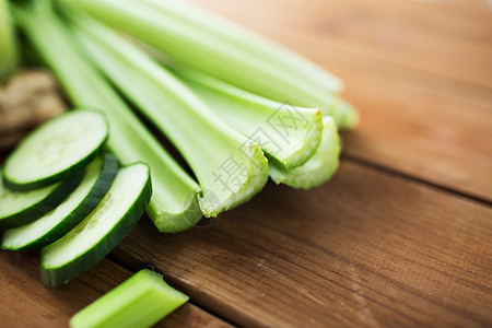 健康的饮食,食物,节食素食的绿色芹菜茎黄瓜切片木材上图片