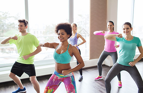 健身,运动,舞蹈健康的生活方式群微笑的人与教练健身房工作室跳舞图片