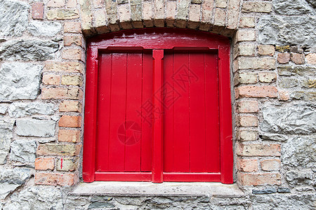 建筑红色老式木窗百叶窗旧石墙旧石墙上的老式窗户图片