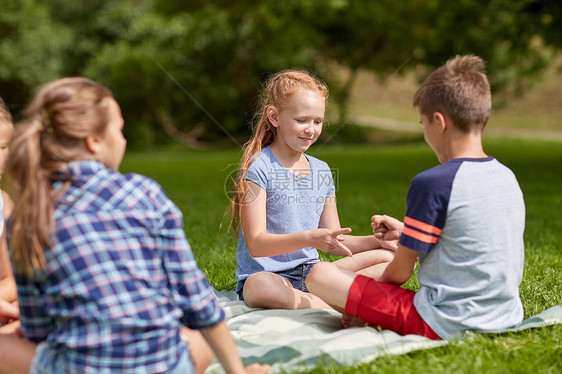暑假,娱乐活动,童,休闲人的群快乐的青春期前的孩子公园玩石头剪刀游戏图片