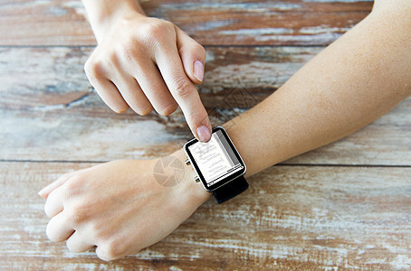 商业,现代技术,编程人的女的手智能手表与编码屏幕上的木制桌子图片