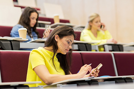 教育,高中,大学,学人的学生女孩与智能手机讲座图片