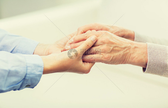 人,龄,家庭,照顾支持的密切的老轻妇女牵手图片