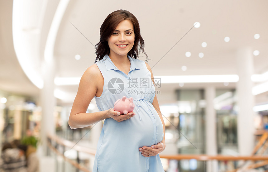 ‘~怀孕,金融,储蓄,购物人们的快乐孕妇与储蓄罐商场背景  ~’ 的图片