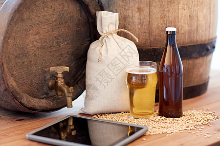 啤酒厂,饮料酒精旧啤酒桶,璃瓶,平板电脑袋子与麦芽木制桌子上图片